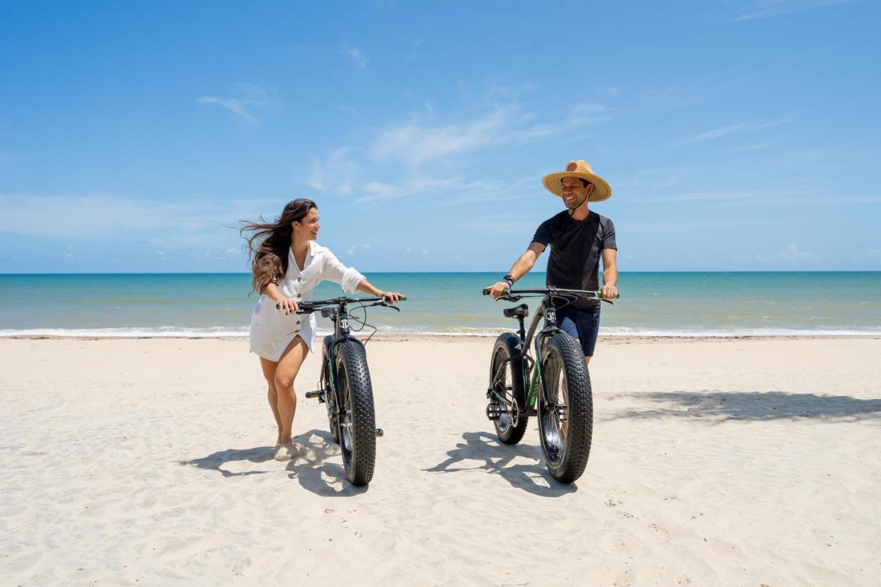 Carmel Cumbuco Resort Luaran gambar Biking at the beach